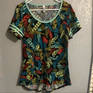 LuLaRoe pattered classic tee/ Medium